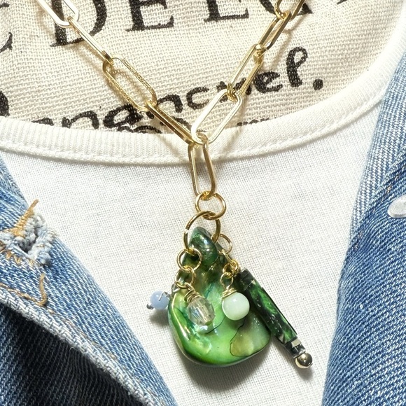 Bohemian chunky green statement multi charms necklace - Picture 3 of 4